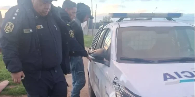 BAHIA BLANCA: Atacaron y prendieron fuego a un joven en Villa Rosario hay dos detenidos  Un joven de 23 años permanece internado en el Hospital Penna tras sufrir quemaduras de consideración luego de ser atacado durante la madrugada en el sector de Villa Rosario.