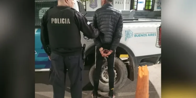 BAHIA BLANCA: Aprehendieron a un hombre acusado de golpear a su pareja  El hecho ocurrió anoche en una vivienda ubicada en inmediaciones de Punta Alta y Rincón. La víctima sufrió una herida cortante en la zona de la ceja izquierda.