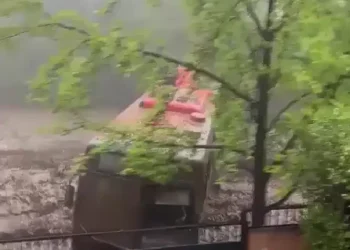 Impactante aluvión en Chile: un torrente de agua y barro arrastró autos y un colectivo
