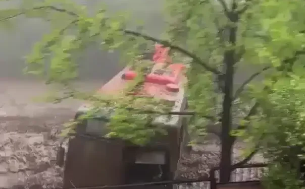Impactante aluvión en Chile: un torrente de agua y barro arrastró autos y un colectivo  El fenómeno se registró este jueves en el sector de San Carlos de Apoquindo, en Las Condes, en medio de las intensas lluvias que afectan a la Región Metropolitana.