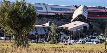 Tragedia ferroviaria en España: las impactantes fotos y videos del choque de trenes que dejó más de 60 muertos