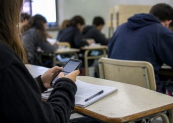 La Legislatura convirtió en ley la regulación de pantallas en escuelas primarias y secundarias