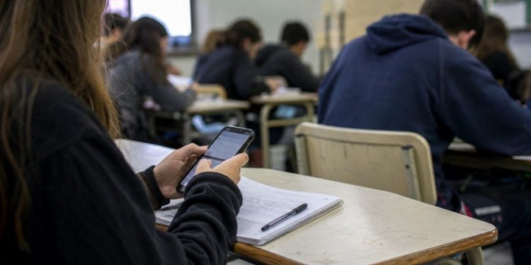 La Legislatura convirtió en ley la regulación de pantallas en escuelas primarias y secundarias  Tras las modificaciones introducidas por la Cámara alta, Diputados sancionó la ley que regula el uso de celulares en las aulas.