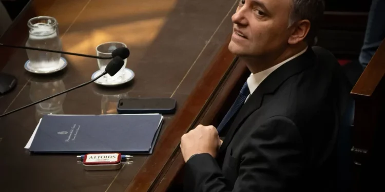 Adorni entregó a la Justicia las claves para peritar sus ocho billeteras virtuales La defensa del ex jefe de Gabinete, Manuel Adorni, se presentó en Comodoro Py para realizar el peritaje de las ocho billeteras virtuales.