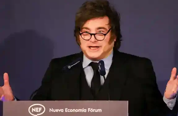 Javier Milei llamó «dictador» a Pedro Sánchez y pidió «sacar a patadas» a los socialistas en España  En Madrid, el Presidente volvió a cargar contra el jefe del gobierno español. Cuestionó su política migratoria y se alineó con la derecha a poco más de un mes de las elecciones generales del 29 de noviembre.