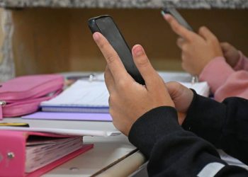 Senadores sancionó la ley que regula el uso de celulares en escuelas secundarias