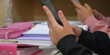 Senadores sancionó la ley que regula el uso de celulares en escuelas secundarias