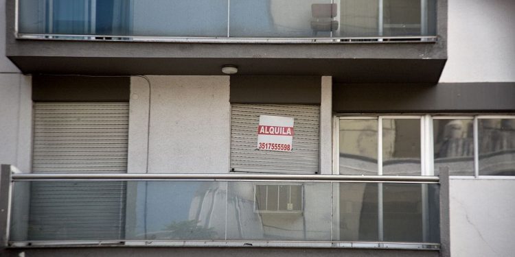 Inquilinos bonaerenses destinan casi la mitad de su salario al alquiler  Un relevamiento reciente de Inquilinos Agrupados revela que el 14% de las propiedades en Buenos Aires está en manos de solo 104.584 personas.