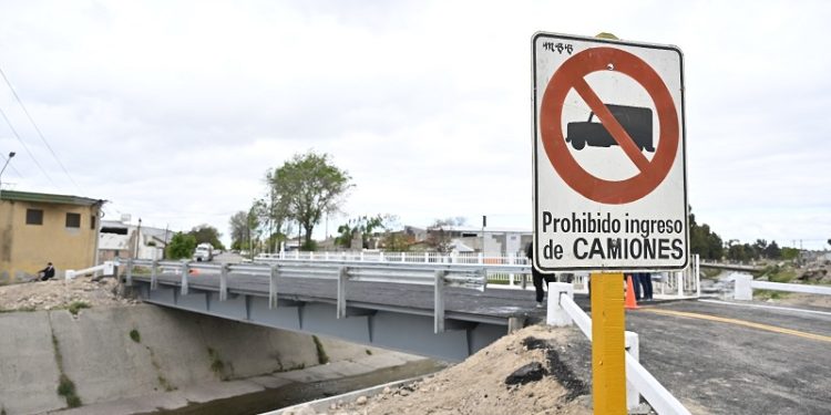 BAHIA BLANCA: Ya está habilitado el nuevo puente de calle Líbano sobre el canal Maldonado  El nuevo puente metálico de calle Líbano, que atraviesa el canal Maldonado, quedó habilitado este viernes para el tránsito vehicular y peatonal, con el objetivo de restablecer provisoriamente la conexión entre distintos sectores del barrio Noroeste y la avenida Don Bosco.