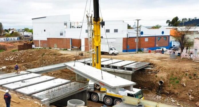 BAHIA BLANCA: Avanza la construcción del nuevo puente de calle Don Bosco  El Municipio de Bahía Blanca informa que la construcción del nuevo puente sobre la calle Don Bosco alcanzó el 100 % de su estructura base tras finalizar la colocación de los 20 pilotes y instalación de los correspondientes dinteles y pantallas.