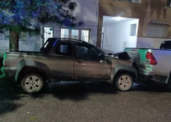 BAHIA BLANCA: Una camioneta chocó contra una Hilux estacionada y dos mujeres resultaron heridas