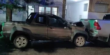 BAHIA BLANCA: Una camioneta chocó contra una Hilux estacionada y dos mujeres resultaron heridas