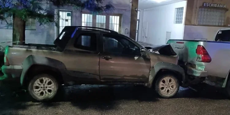 BAHIA BLANCA: Una camioneta chocó contra una Hilux estacionada y dos mujeres resultaron heridas El siniestro ocurrió alrededor de las 5 de la madrugada en Paraguay al 100. La conductora fue sometida a un test de alcoholemia que arrojó resultados de 1,32 y 1,35 g/l. El vehículo fue secuestrado.