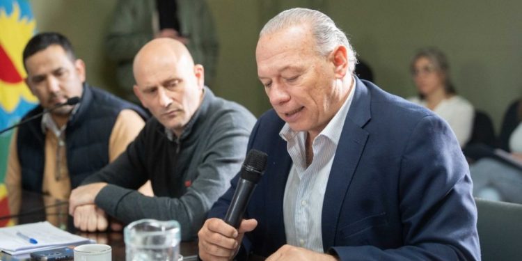 Berni presentó una ley para frenar la venta de tierras a extranjeros en la provincia  El titular de bloque de Fuerza Patria en el Senado, Sergio Berni, presentó una ley para ponerle un freno a la venta de tierras a extranjeros en la provincia.
