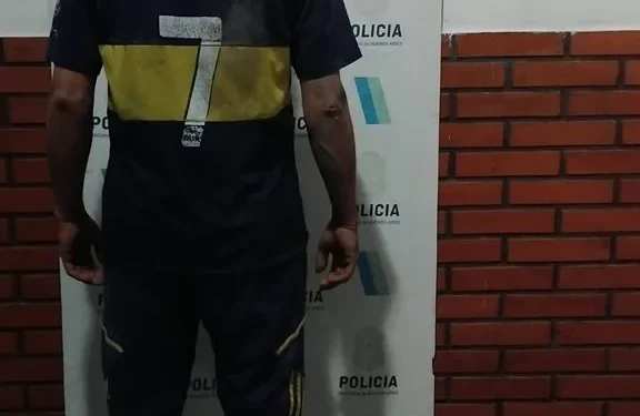 BAHIA BLANCA: Violento enfrentamiento con la Policía dos personas fueron detenidas y una sargento resultó herida  El hecho ocurrió anoche en la zona de Podestá y 1810, tras un llamado al 911 que alertó sobre una confrontación vecinal. Los acusados atacaron a los efectivos con un caño metálico y un hacha.