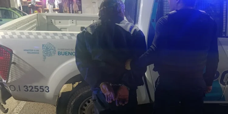 BAHIA BLANCA: Detuvieron a un hombre acusado de agredir físicamente a una mujer en la vía pública El procedimiento se inició tras un llamado al 911 y contó con el seguimiento en tiempo real de las cámaras del Centro Único de Monitoreo (CeUM). El sospechoso, de 51 años, fue interceptado en la intersección de Godoy Cruz y Newton.