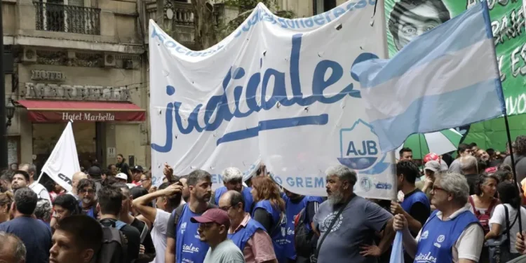 Por amplia mayoría, la AJB aceptó el aumento del 6% que ofreció Kicillof  La Asociación Judicial Bonaerense (AJB) aceptó por amplia mayoría el aumento salarial del 6% que ofreció el Gobierno de Axel Kicillof.