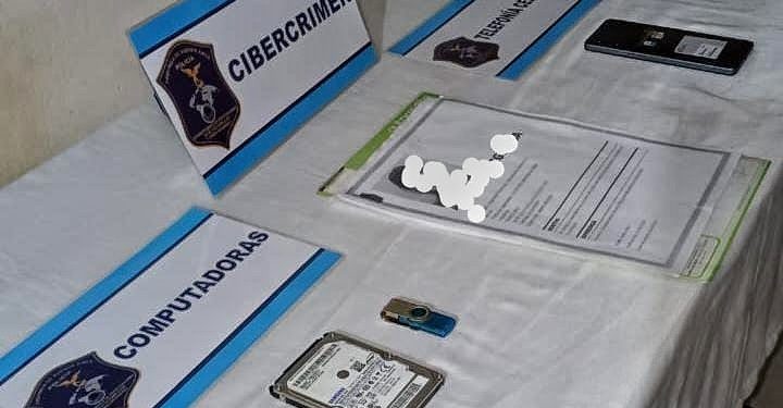 PUNTA ALTA: Allanamientos simultáneos y secuestro de dispositivos en una causa por el envio de imágenes íntimas de una menor y coacción  En el marco de una causa investigada por la UFIJ N.º 20, a cargo del fiscal Rodolfo De Lucia, el Juzgado de Garantías N.º 1 ordenó el allanamiento de una vivienda y el registro del lugar del trabajo de una persona investigada por delitos contra la integridad sexual y coacción agravada hacia una menor de edad.