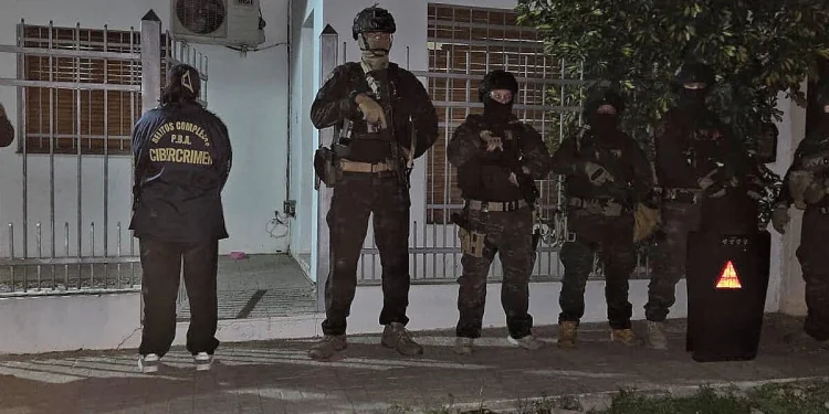 BAHIA BLANCA: : Detienen a un hombre por filmar con cámaras ocultas a niñas y mujeres con fines sexuales  Un hombre fue detenido en la ciudad de Bahía Blanca en el marco de una investigación por la tenencia, producción y distribución de material sexual infantil y abuso sexual, llevada adelante por la Unidad Funcional de Instrucción y Juicio (UFIJ) N.º 20, a cargo del fiscal Rodolfo De Lucia. La medida restrictiva de libertad fue ordenada por el Juzgado de Garantías N.º 3.