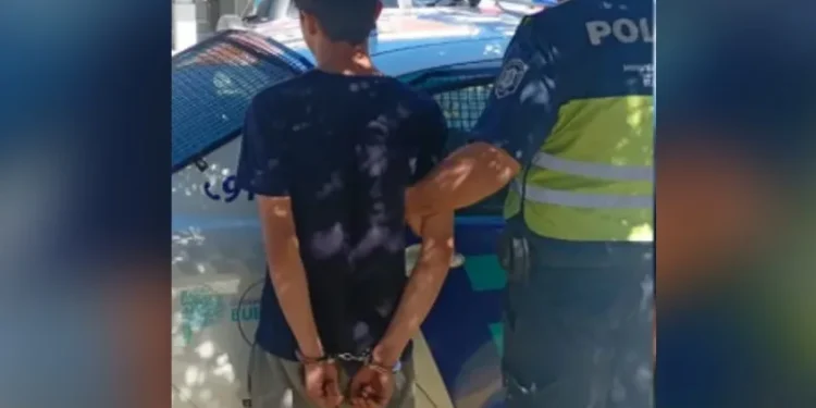 BAHIA BLANCA: Detuvieron a un joven acusado de amenazar con un arma de fuego  Un joven de 18 años fue detenido ayer por la tarde, acusado de haber amenazado con un arma de fuego a un hombre en un sector de la ciudad.