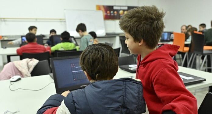 BAHIA BLANCA: Último ciclo del año de talleres en Bahía Hub  Bahía Hub lanza el último ciclo del año de sus talleres para niños y niñas, y de MiniHub, espacios de introducción a la tecnología para las nuevas generaciones.