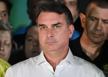 En Brasil aseguran que Flávio Bolsonaro figuraba en la lista de pasajeros del avión de Puerto Iguazú