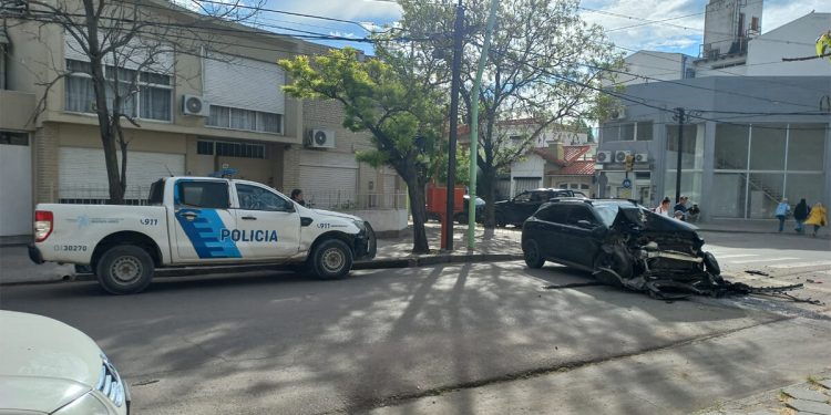 BAHIA BLANCA: Una mujer resultó herida tras un choque entre dos vehículos en el barrio Napostá  El accidente ocurrió este lunes, cerca de las 16.30, en la esquina de 12 de Octubre y 19 de Mayo. La víctima, de 31 años, fue trasladada al Hospital Municipal con politraumatismos.