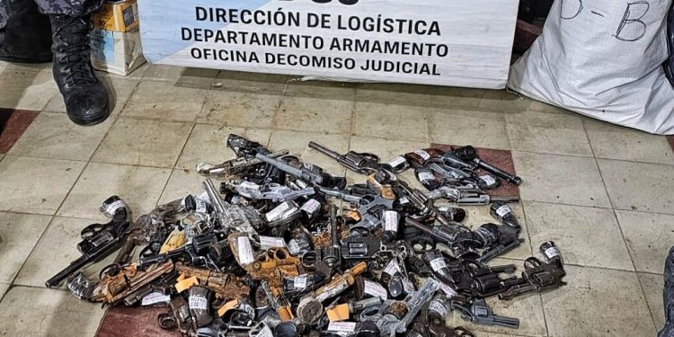 BAHIA BLANCA: Nuevo proceso de destrucción de armas secuestradas en el Departamento Judicial En el marco del programa de ordenamiento y disposición final de efectos secuestrados en causas penales, en el día de hoy se llevó a cabo un nuevo procedimiento con el fin de lograr la destrucción de 460 armas y 17 cajas de cartuchería que se encontraban secuestradas por disposición del Ministerio Público Fiscal del Departamento Judicial de Bahía Blanca.