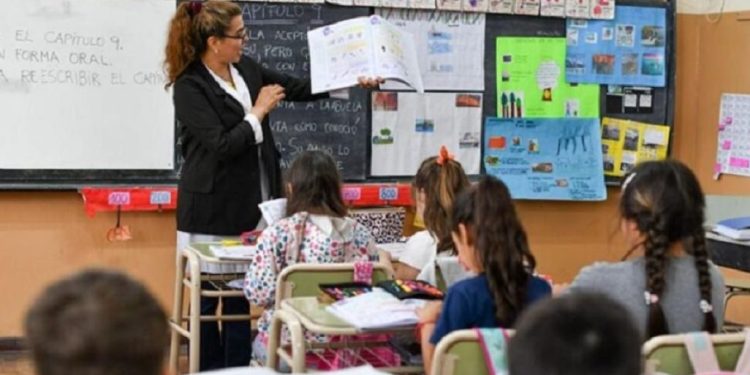 Docentes bonaerenses aceptan el 6% de aumento: cómo quedan los sueldos  La mayoría de los gremios de docentes bonaerenses aceptó la oferta de aumento de 6%, a deposistarse un 3% en los sueldos de octubre y otro 3% en noviembre.