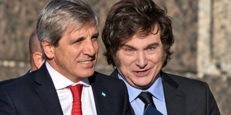 Denunciaron penalmente a Javier Milei y Luis Caputo por incumplir con la Ley de Financiamiento Universitario