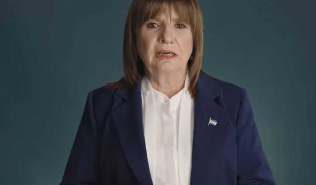 Patricia Bullrich lanzó un nuevo spot en tono electoral y volvió a marcar perfil propio La senadora publicó un video con imágenes del Congreso y música de la banda Plan B. El mensaje apunta a reforzar su identidad política en medio de las diferencias internas en La Libertad Avanza.