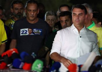 Afirman que Flávio Bolsonaro llegó a EEUU junto a su familia y Donald Trump le dará visas