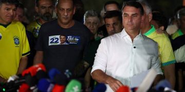 Afirman que Flávio Bolsonaro llegó a EEUU junto a su familia y Donald Trump le dará visas
