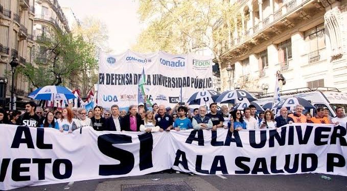 Financiamiento universitario: la Justicia concedió la apelación del Gobierno, pero ratificó la cautelar vigente  El magistrado concedió el recurso del Estado Nacional y el caso será revisado por la Cámara en lo Contencioso Administrativo Federal. Sin embargo, aclaró que la apelación no modifica la obligación de cumplir la medida cautelar que está firme y ejecutar la Ley de Financiamiento Universitario.