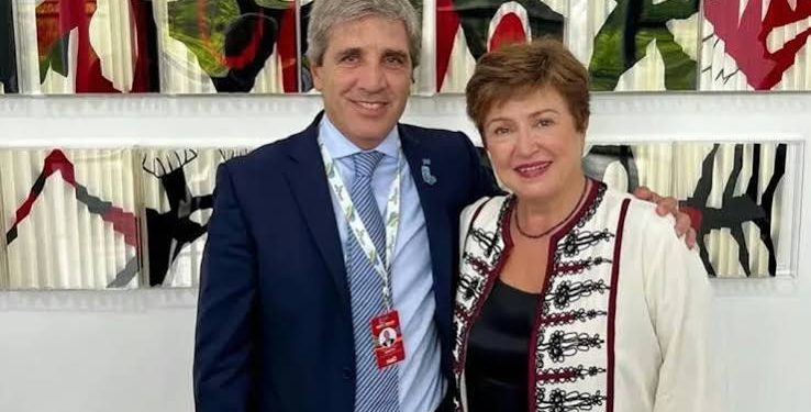 Caputo inicia su agenda en Tailandia para negociar con el FMI un desembolso de US$ 869 millones  El ministro de Economía se reunirá con Kristalina Georgieva en busca de avanzar en la tercera revisión del acuerdo, atravesada por el incumplimiento de la meta fiscal del primer semestre.