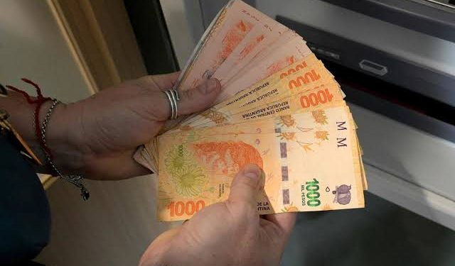 INDEC: el ingreso promedio por persona dentro de los hogares fue de $688.496 y la mitad recibió menos de $500.000  El INDEC  difundió este jueves los resultados de la Evolución de la Distribución del Ingreso correspondiente al segundo trimestre de 2026  , con datos de 31 aglomerados urbanos  . El informe mostró un leve aumento de la desigualdad respecto de un año atrás y marcó diferencias importantes entre los ingresos según la condición laboral.