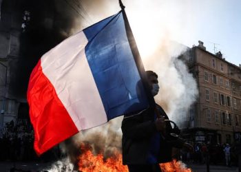 El gobierno francés anunció toques de queda ante las violentas protestas y saqueos en París
