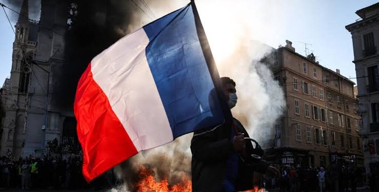El gobierno francés anunció toques de queda ante las violentas protestas y saqueos en París  Macron enfrenta una grave crisis social y política tras las protestas del fin de semana por el aumento del costo de vida. Le rechazó la renuncia a su ministro del Interior.
