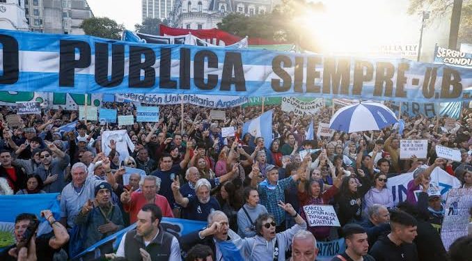 Arranca un nuevo paro universitario: qué gremios paran y cuánto durarán las medidas  La comunidad educativa encabeza este miércoles un nuevo paro universitario de 24 horas en rechazó al desguace presupuestario por parte del Ejecutivo nacional de Javier Milei.