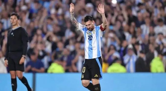 Lionel Messi llegó a la Argentina para su despedida de la Selección El crack rosarino sorprendió a todos al adelantarse a lo previsto y llegó en un vuelo privado directo desde Fort Lauderdale junto a Antonela Roccuzzo, sus hijos y su mamá Celia.