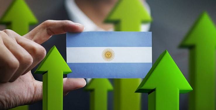 El riesgo país alcanza los 650 puntos y toca nuevos máximos en lo que va del año  Los activos argentinos muestran una dinámica dispar en Nueva York, con bajas en parte de los ADRs energéticos, mientras que la Bolsa porteña opera al alza y el S&P Merval avanza 0,7%.
