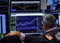 El riesgo país cae por debajo de los 580 puntos, mientras los bonos y acciones extienden su repunte
