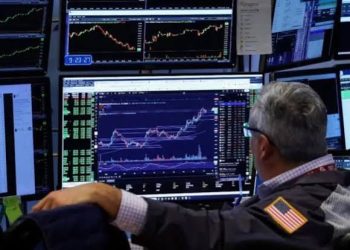 El riesgo país cae por debajo de los 580 puntos, mientras los bonos y acciones extienden su repunte