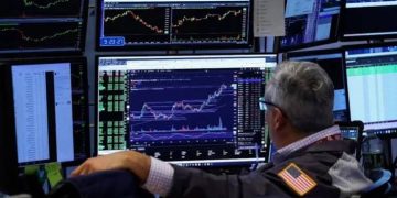 El riesgo país cae por debajo de los 580 puntos, mientras los bonos y acciones extienden su repunte