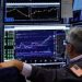 El riesgo país cae por debajo de los 580 puntos, mientras los bonos y acciones extienden su repunte