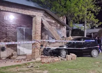 BAHIA BLANCA: Un auto se despistó y chocó contra un jardín de infantes, suspendieron las clases
