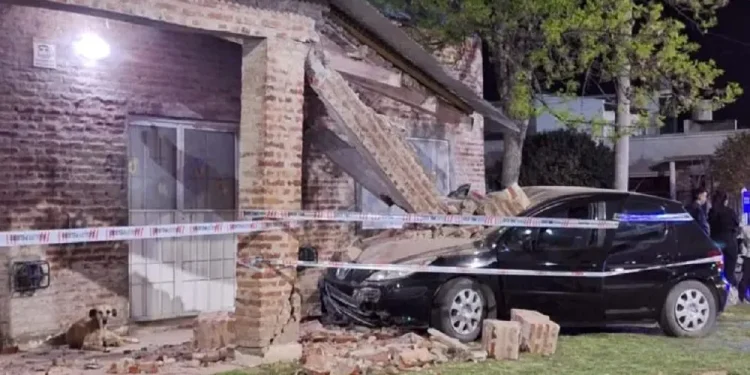BAHIA BLANCA: Un auto se despistó y chocó contra un jardín de infantes, suspendieron las clases  El hecho ocurrió anoche, cerca de las 21, en Bouchard al 2500. Un Peugeot 307 impactó contra una columna del establecimiento, que cedió y provocó importantes daños en la estructura. El conductor, de 54 años, fue asistido en el lugar y no necesitó ser trasladado.
