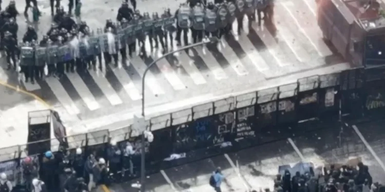 Marcha universitaria: el Gobierno denunció penalmente a los manifestantes por los incidentes frente al Congreso  La presentación fue realizada por el equipo jurídico del Ministerio de Seguridad. Incluye cargos por resistencia y atentado a la autoridad, atentado al orden constitucional y daño agravado.