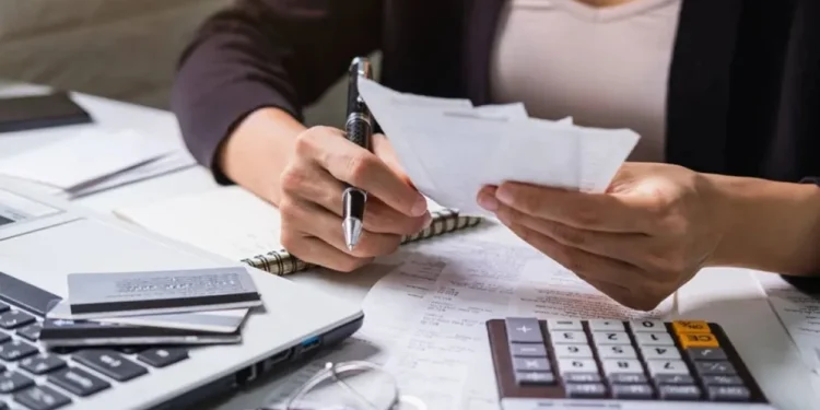 Endeudamiento en empresas: casi 2.000 firmas cayeron en mora en agosto y ya son casi 59.982 con dificultades de pago  La mora en empresas subió 53% interanual en agosto. Entre las personas físicas, 6,3 millones están en situación irregular de crédito, pero se observó una recuperación en la mora temprana.