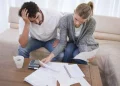 Las familias deben un sueldo y medio a bancos y billeteras por créditos al consumo